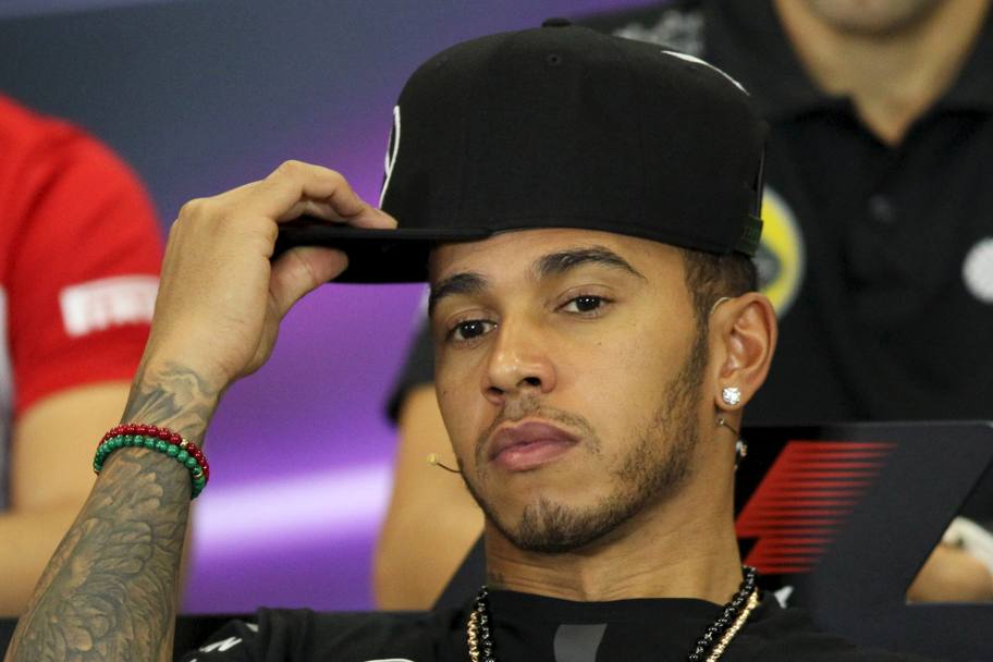 Dal baseball alla Formula Uno: Lewis Hamilton in procinto di partecipare alla conferenza stampa del GP del Messico, dello scorso ottobre, si sistema ben bene il cappellino (Reuters)
